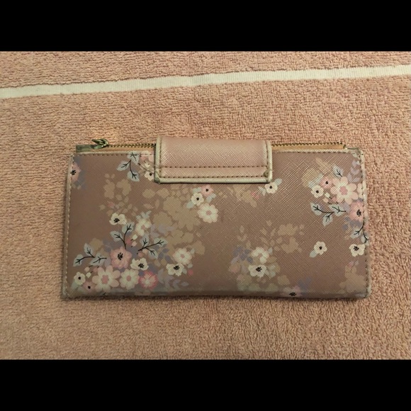 Adrienne Vittadini Floral Wallet. - Picture 3 of 8